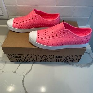 NWT Native lightweight weatherproof runner. Barbie pink.